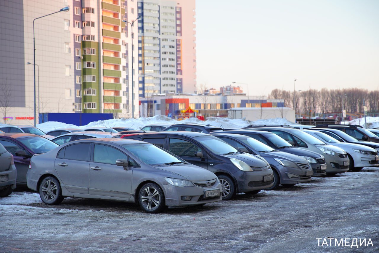 В Казани планируют ввести бесплатную парковку на 30 минут около социальных объектов  «Мы планируем организовать бесплатную парковку на 30 минут возле 22 социальных объектов, чтобы у людей было достаточно времени для того, чтобы забрать ребёнка или посетить поликлинику», - сообщил Ильсур Метшин.