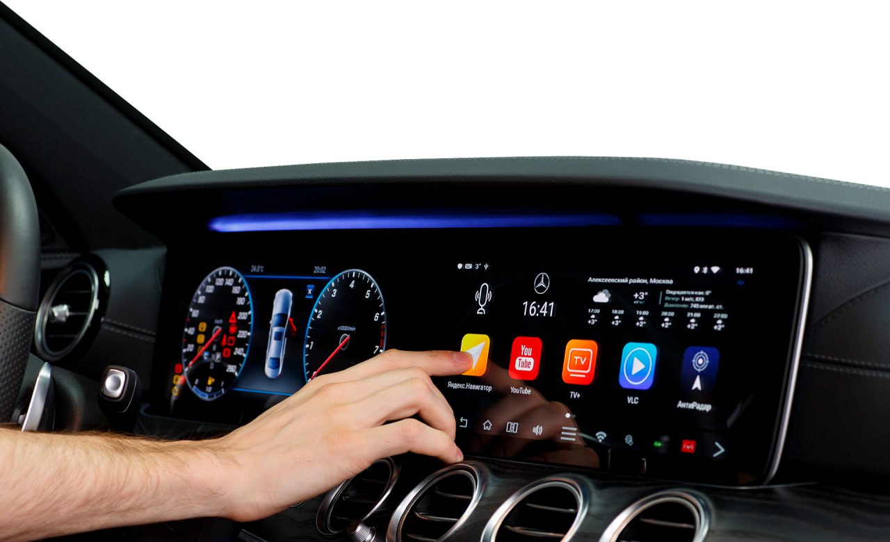 Власти Китая рассматривают возможность запретить перенос физических органов управления автомобиля на сенсорные экраны Минпром страны представил проект стандарта согласно которому такие функции как поворотники аварийка переключение передач и вызов экстренных служб должны управляться физическими кнопками или переключателями Причина растущие риски экраны не только отвлекают но и способны отказать в критический момент Проект также ужесточает требования к системам автономного вождения 3 го и 4 го уровней Они должны гарантировать безопасность не хуже чем компетентный и внимательный водитель Прописано и условие минимального риска если автопилот не справляется или водитель игнорирует запрос на перехват управления автомобиль обязан самостоятельно безопасно остановиться Документ находится на общественном обсуждении до 13 апреля Подпишись на MASHNEWS