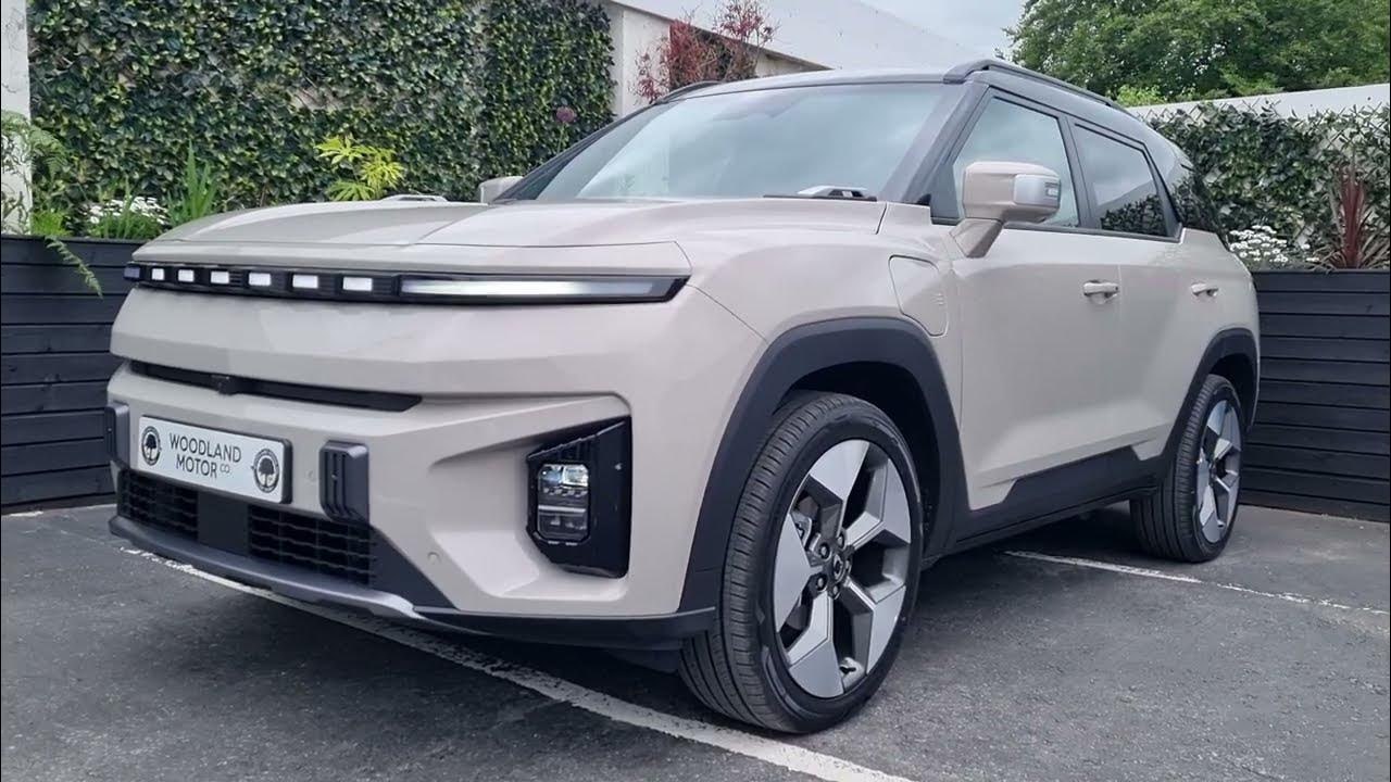 У KGM не ладится с Автотором Российский дистрибьютор перенес сроки старта сборки кроссоверов в Калининграде с 2025 года на 2026 год О том почему сдвигаются даты не сообщается Важно учитывать что KGM в России представлен неофициально Формально одно российское юрлицо импортирует эти автомобили из Южной Кореи хотя мы с вами прекрасно понимаем что без доброй воли собственника ничего бы не получилось Автотор находится под санкциями возможно это обстоятельство затрудняет процедуру