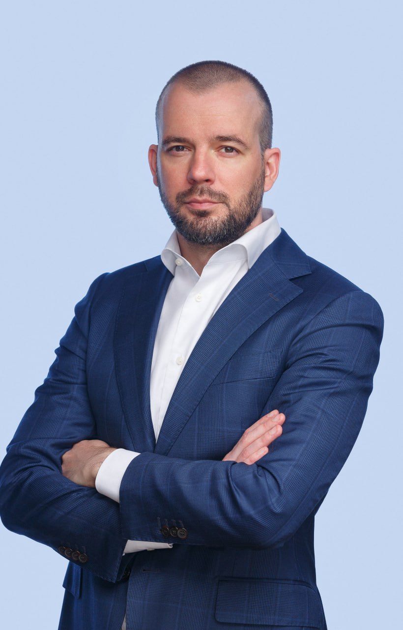 Кадровые новости Петр Исаев который до этого был коммерческим директором Capital Group назначен исполнительным директором компании Теперь он будет отвечать за стратегическое и операционное развитие нескольких бизнес направлений включая маркетинг продуктовую стратегию ценообразование и функциональное управление коммерческими департаментами девелоперского направления Capital Group При этом Петр Исаев остается членом правления Capital Group  Читайте ЖБЗ в МАХ