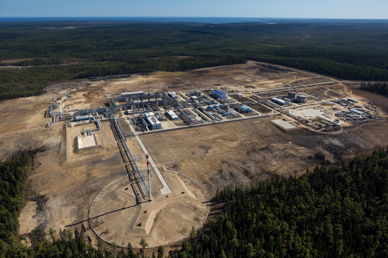 Сахалинский НПЗ будет стоить не менее 100 млрд рублей Во столько правительство региона оценило строительство нефтеперерабатывающего завода по переработке газового конденсата Проектная мощность не менее 3 млн тонн в год ранее озвучивались 4 5 млн тонн нефтепродуктов старт строительства 2028 год при положительном решении Инвестиционное обоснование Газпром готовится представить уже в этом году Сырьем станет газовый конденсат с Южно Киринского месторождения которое входит в проект Сахалин 3 плюс возможна нефть с Сахалина 2 Завод выпустит керосин судовое топливо и нафту для нефтехимии это обеспечит Дальний Восток доступным топливом снизив логистическую нагрузку на РЖД которое завозит нефтепродукты в макрорегион Имеющиеся НПЗ в Хабаровске и Комсомольске на Амуре сейчас закрывают около двух третей региональных потребностей В восточной части страны дефицит топлива традиционная история на рынке нехватка оценивается порядка 2 млн тонн в год собственное производство в регионе составляет лишь 4 млн тонн Разница покрывается за счёт поставок с запада преимущественно по железной дороге Способ очевидно крайне дорогой стоимость доставки по железной дороге традиционно высокая плюс железнодорожная инфраструктура также работает на пределе страдают от этого в первую очередь угольщики Ранее рассматривался вариант создания трубопровода от Омского НПЗ но в правительстве идею не поддержали По предварительным оценкам проект потребует строительства более 7 тыс километров непосредственно трубопровода и нового перевалочного терминала а капитальные затраты составят не менее 1 трлн рублей Нефтебаза