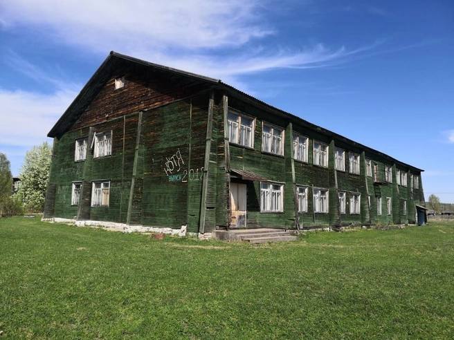 1 2 3 В селе Малая Бича Усть-Ишимского района передумали строить школу за 200 миллионов рублей. В региональном Минстрое сообщили, что вместо нее отремонтируют старое деревянное здание, которому не один десяток лет. — Принято решение отремонтировать существующую школу. В этом году планируется зайти в федеральную программу, чтобы начать капремонт», — уточнили в Минстрое. Фото: Константин Ткачев ⏹