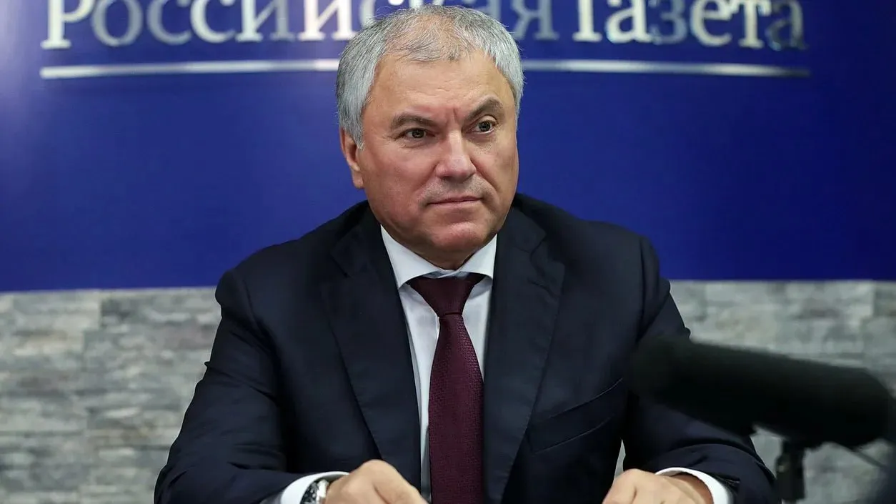 Совет Государственной Думы в понедельник 13 апреля рассмотрит законопроект который предусматривает увеличение на 21 статью КоАП перечня оснований для выдворения иностранных граждан из России Об этом сообщил председатель Госдумы Вячеслав Володин На данный момент в Кодексе об административных правонарушениях КоАП представлены 22 статьи по которым мигранта могут выдворить из страны Среди них наркоторговля пропаганда педофилии и нетрадиционных ценностей смена пола а также нарушение иммиграционных правил Депутаты предложили увеличить данный список до 43 статей Среди дополнений нарушение общественного порядка неповиновение законным требованиям сотрудников полиции или войск национальной гвардии в связи с исполнением ими обязанностей по охране общественного порядка и обеспечению безопасности создание помех работе транспорта связи объектов жизнеобеспечения или движению пешеходов и транспортных средств распространение в интернете контента оскорбляющего человеческое достоинство и общественную нравственность публичные действия направленные на дискредитацию использования Вооруженных Сил России а также призывы к введению или продлению санкций против России граждан или компаний Кроме того по словам Володина за ряд правонарушений помимо выдворения также могут назначить штрафы повышение которых предусмотрено законодательной инициативой Председатель Госдумы привел данные МВД согласно которым в 2025 году из России уже было выдворено 72 тыс иностранных граждан Новые меры должны усилить контроль за поведением мигрантов и повысить общественную безопасность считает Володин Те кто приезжает в нашу страну должны соблюдать законы Российской Федерации подчеркнул он Законопроект об увеличении оснований для выдворения мигрантов предложило МВД летом 2024 года По данным источника РБК документ согласовало большинство ведомств в том числе Минюст Минобороны ФСБ ФСО Росгвардия ФССП А в марте 2026 года законопроект поддержала правительственная комиссия по законопроектной деятельности И снова предсказание коллектива нашего криптоканала сбылось Вячеслав Викторович продолжает усиливать антимигрантскую риторику Напомним наш же прогноз относительно позиции Володина по вопросу мигрантов ближе к ожидающим страну этой осенью думским выборам Не далее как грядущим летом где то между предпоследним и последним заседанием нынешнего созыва Госдумы господин спикер очень жестко выскажется по поводу иммиграционной политики страны Напомнит о величии России о том что наши паспорта нельзя огульно раздавать не пойми кому предложит что нибудь изуверское вроде трамповских визовых залогов или двойного налогового тарифа и для иностранных работников и для их российских работодателей Рано или поздно российский парламент будет вынужден принять такие законы Вопрос лишь в том кто именно будет заседать в этом парламенте и кто будет им руководить уважаемые читатели