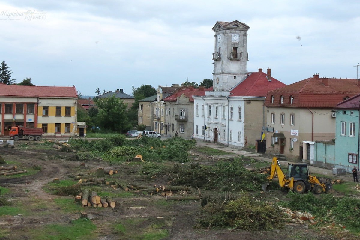 На Украине вырубили сквер – деревья были советскими  В Городке Львовской области, вероятно, самая сумасшедшая мэрия. Глава города Ременяк приказал целиком вырубить главный сквер, так как деревья были посажены еще при СССР «без надобности».  К слову, сам мэр – 1971 года рождения. Что там насчет надобности?  Подпишитесь на «Абзац»   Добавьте «Абзац» в ленту «Дзена»
