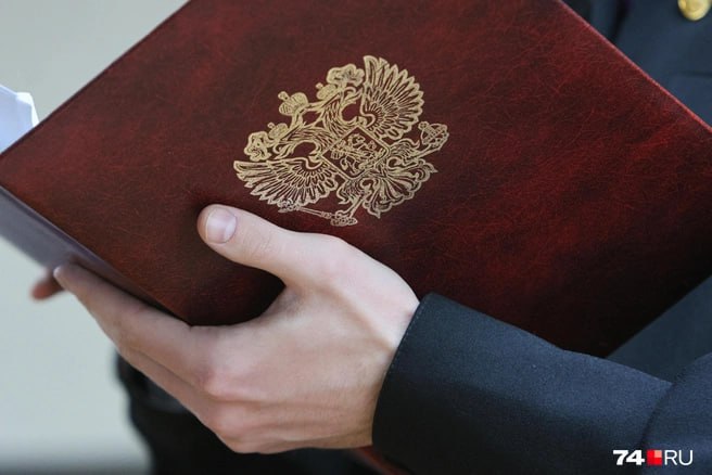 Ленинский районный суд Владивостока приостановил работу бизнес центра Фрегат расположенного по адресу ул Светланская 78б во Владивостоке Причиной стали многочисленные нарушения требований пожарной безопасности выявленные в ходе проверки МЧС по ходатайству прокуратуры сообщил KONKURENT RU О проблемах с противопожарной защитой и законностью изменений планировки в БЦ известно с весны 2025 года Проверка специалистов МЧС выявила серьезные нарушения ограниченный доступ к пожарным кранам и огнетушителям неисправную систему оповещения об эвакуации отсутствие огнезащиты металлоконструкций лестниц и перекрытий размещение горючих материалов возле электрощитов а также заблокированные эвакуационные выходы Кроме того цокольный этаж с рестораном не был отделен от эвакуационных путей а конструкции лифтовых шахт не соответствовали требованиям безопасности Выявленные нарушения создают непосредственную угрозу жизни и здоровью граждан подчеркнули в прокуратуре Приморского края Судебный иск подали к ООО Ламель и Евгению Сысоеву который оформил часть помещений через суд Компания принадлежит лидеру банды Трифоновские Александру Ясину 50 и братьям Сысоевым Евгению и Роману 47 5 и 2 5 соответственно Александр Ясин известен как фигурант нескольких уголовных дел включая обвинения в бандитизме и убийствах Ранее под его контролем находились торговые центры Союз Гранд а также БЦ Виктория и Кристалл которые уже закрывались по аналогичным причинам БЦ Фрегат построенный в 2010 году и введенный в эксплуатацию в 2013 году официально имел шесть этажей и площадь 3446 квадратных метров однако позднее выяснилось о наличии дополнительного этажа увеличившего площадь до 4020 2 квадратных метра В здании зарегистрирована Федерация дзюдо Приморского края которую ранее возглавлял Александр Ясин До вынесения судом решения во Фрегате работали не менее 17 арендаторов банки транспортные и логистические компании агентства недвижимости и промышленные предприятия Подписаться в Telegram    Подписаться в MAX