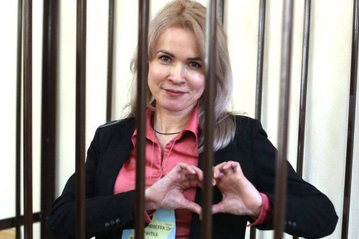 На находящуюся в колонии журналистку Марию Пономаренко завели третье уголовное дело Об этом сообщили в ее группе поддержки Новое уголовное дело возбудили по статье о применении насилия в отношении сотрудника места лишения свободы ч 2 ст 321 УК РФ Также группа поддержки рассказала о смене адвоката Марии Пономернко Ее новым защитником стал Ян Боровиков Контекст Пономаренко задержали в Петербурге в апреле 2022 года и этапировали в Барнаул В феврале 2023 года ей назначили шесть лет лишения свободы по делу о военных фейках Через полгода ее обвинили в нападении на двух сотрудников колонии Согласно версии обвинения журналистка отказалась идти на дисциплинарную комиссию Из за этого работники колонии повели ее туда силой а Пономаренко на них напала Журналистка отрицает обвинения Ее приговорили к еще 1 году и 10 месяцам лишения свободы Подписывайтесь на Бумагу и предлагайте новости