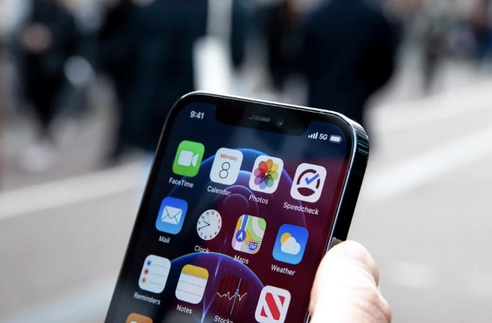 ФСБ запретила вносить Сбер и Т Банк в белый список сервисов которые работают при отключении интернета Речь идёт о системе оперативно розыскных мероприятий СОРМ По данным РБК крупные банки включая Сбер Т Банк и Газпромбанк до сих пор не внедрили СОРМ во внутренние мессенджеры которые используются для общения клиентов с поддержкой и между собой Причина опасения что информация о таком контроле может отпугнуть пользователей и привести к их уходу к конкурентам   www iphones ru 1357889 новости iphonesru