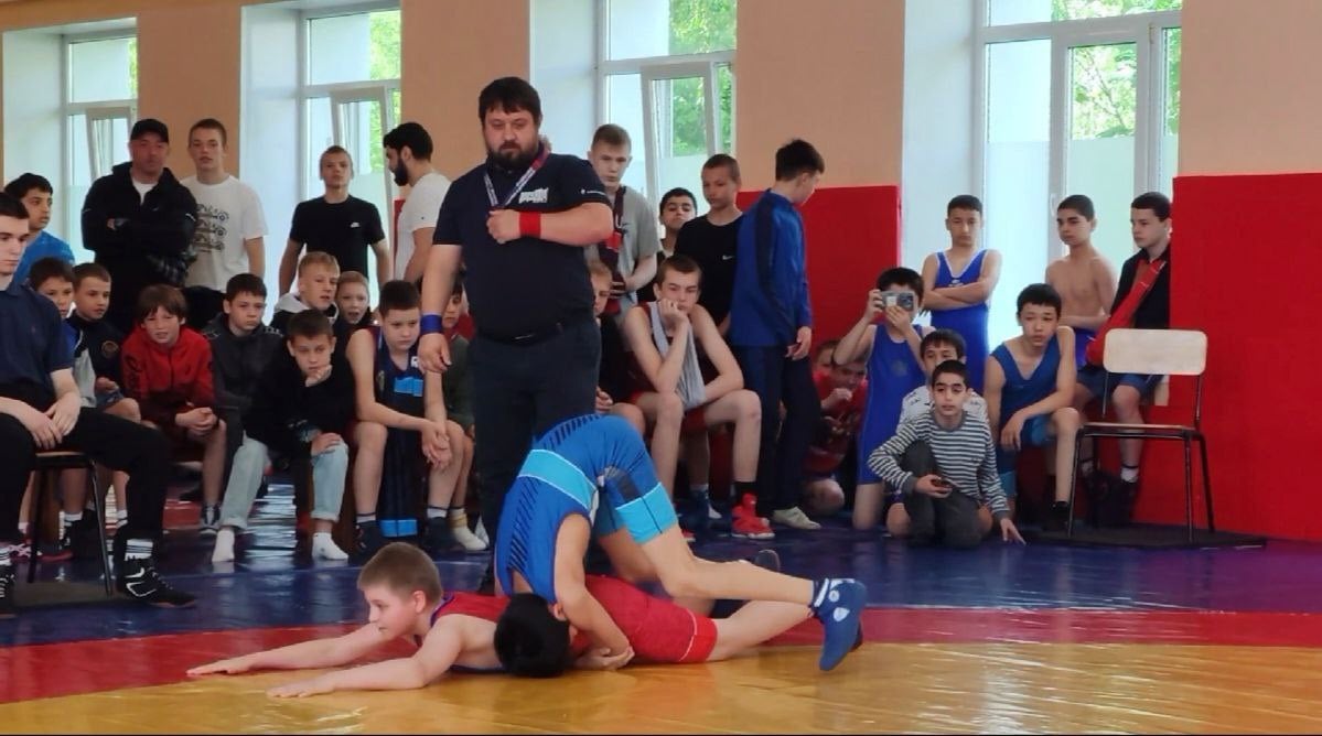 В спортшколе №1 прошел открытый городской турнир по спортивной борьбе, посвященный памяти Заслуженного тренера России Михаила Попова. Михаил Павлович долгое время руководил этой школой и внес большой вклад в развитие спорта на Тамбовщине. Соревнования стали уже традиционными - в этом году они проходят в 14 раз. На ковре встретились около 50 спортсменов из 1-й и 4-й спортшкол Тамбова, Центра единоборств имени Евгения Артюхина, а также спортсмены из Рассказова и Борисоглебска. Борцы провели поединки в весовых категориях от 30 до 75+ кг. Воспитанник Центра единоборств Трофим Иванов, вошедший в ТОП-5 спортсменов на всероссийских соревнованиях, стал бесспорным фаворитом турнира. Он завоевал золотую медаль и признан лучшим борцом. «В моей весовой категории соперники, безусловно, достойные, но я рассчитываю исключительно на победу под занавес спортивного сезона!» - отметил Трофим. Поздравляем всех участников и желаем новых побед!