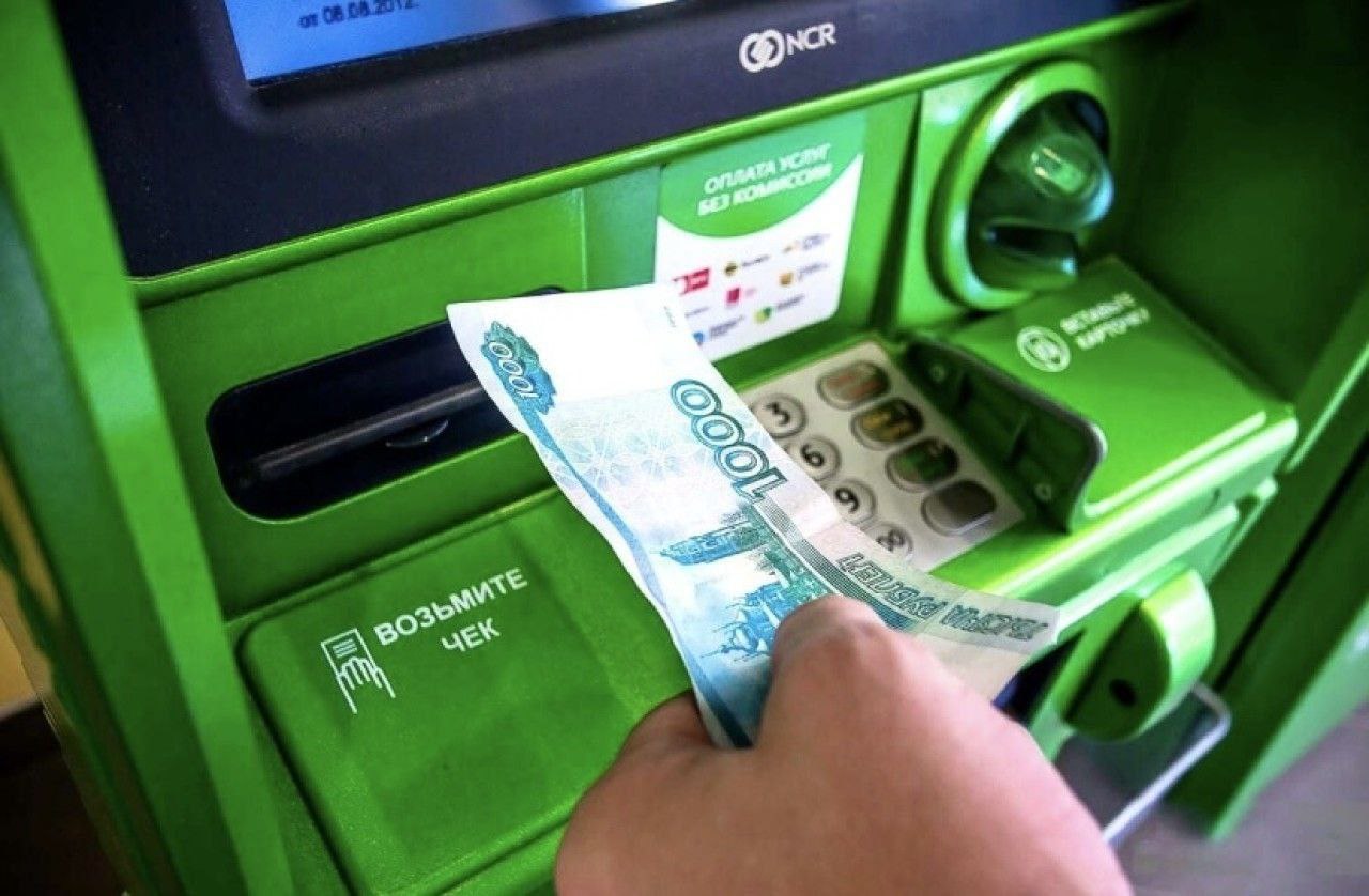 Число поддельных банкнот в Приморье увеличилось почти втрое В третьем квартале 2025 года банки Приморского края обнаружили 19 фальшивых банкнот Банка России Среди изъятых подделок 16 пятитысячных и 3 тысячных купюры Как отметили в Дальневосточном ГУ Банка России фальшивые деньги чаще всего попадают в банки от торговых организаций Специалисты подчеркивают важность навыков определения подлинности купюр для кассиров и продавцов особенно в местах с большим потоком покупателей Deitaru