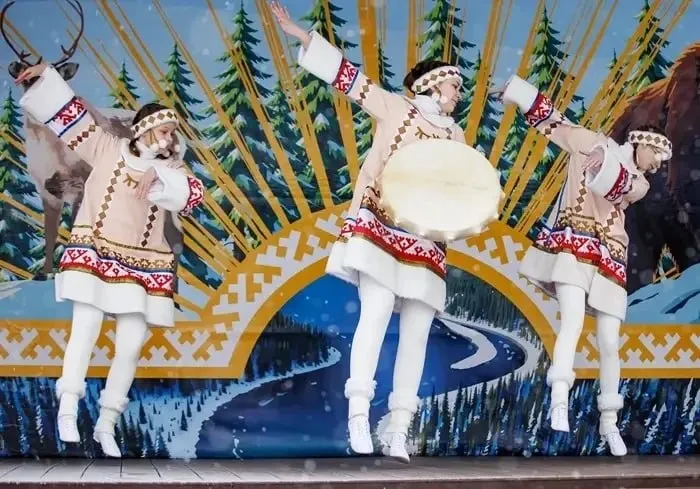 На тюменской пешеходной улице Дзержинского состоится Областной фестиваль коренных малочисленных народов Севера Мероприятие приуроченное ко Дню коренных малочисленных народов Российской Федерации пройдет 25 апреля Начало в 13 00 Концертная программа стартует в 15 00 Гостей праздника ожидает насыщенная программа мастер классы по изготовлению уникальных изделий национальные игры выставка продажа изделий народных промыслов демонстрация национальных костюмов фотозоны с чумом традиционные обряды и многое другое Областной фестиваль проводится в рамках объявленного Президентом России Года единства народов России Комитет по делам национальностей Тюменской области Подписывайтесь на нас в МАХ