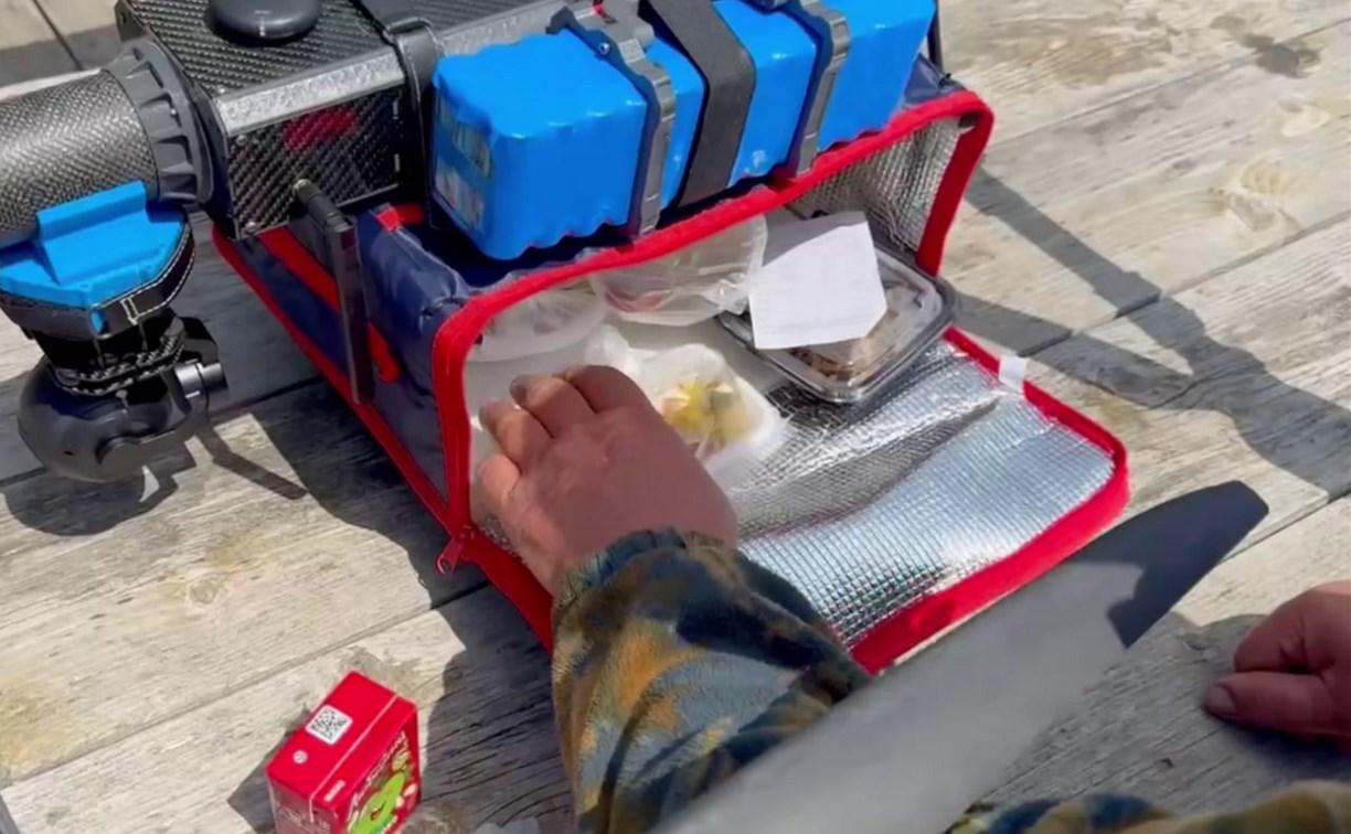На Сахалине впервые доставили еду из кафе с помощью дрона. Беспилотник «Бражник» преодолел 20 километров и доставил заказ всего за 15 минут. Управление дроном велось дистанционно с диспетчерского пункта дронопорта «Пушистый» — оператор при этом не нужен был ни на взлете, ни на посадке. В правительстве региона уверены, что скоро такие доставки станут обычным делом, как привычная курьерская служба. Подписаться Прислать новость Буст