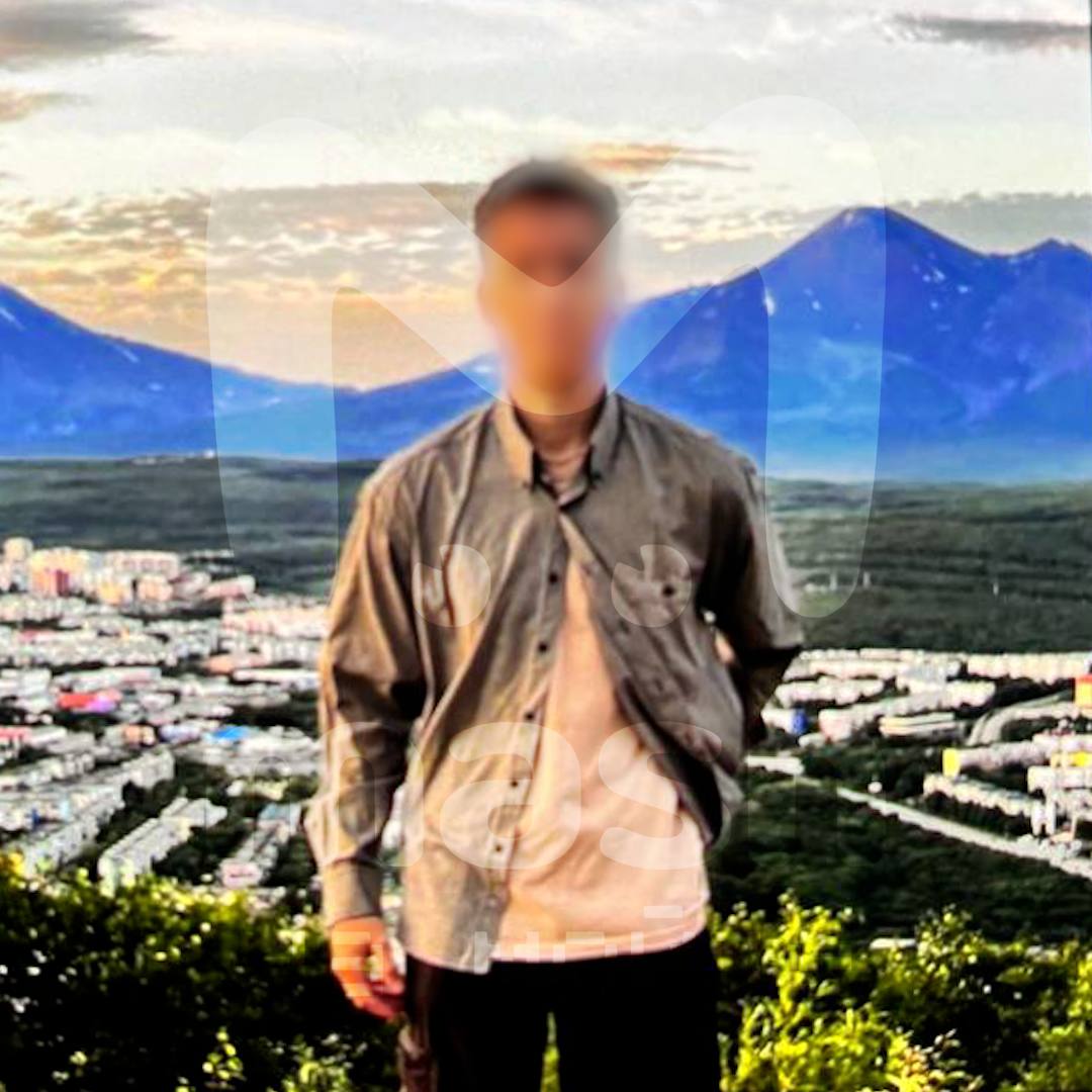 27 летний охотник случайно убивший пассажира Лэнд крузера купил ружьё только в прошлом году а специальное разрешение получил годом ранее В момент рокового выстрела под Кингисеппом парень был абсолютно трезв Он вместе с группой охотников находился в лесном массиве мимо которого проходила трасса Парень спутал животное с крузаком который в этот момент проезжал мимо Охотник успел совершить два выстрела Один попал в пассажирскую дверь где находился 54 летний строитель из Питера Пуля попала ему в бедро и пострадавший скончался от ранения Mash на Мойке новости СПб