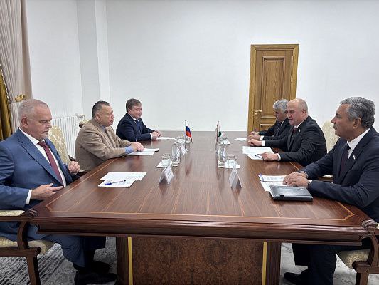 Депутаты Госдумы обсудили вопросы сотрудничества с парламентариями Таджикистана Делегация Госдумы во главе с зампредседателя комитета Госдумы по обороне координатором по связям с парламентом Республики Таджикистан Юрием Швыткиным посетила с рабочим визитом в Таджикистан Депутаты и Председатель Маджлиси намояндагон Маджлиси Оли Республики Таджикистан Файзали Идизода обсудили вопросы двустороннего сотрудничества в различных сферах В частности они затрагивали темы миграционной политики военно технического сотрудничества а также взаимодействия в сфере образования и культуры Считаю важным укрепление межпарламентского диалога для дальнейшего развития российско таджикских отношений Уверен что предстоящий визит Президента России Владимира Владимировича Путина в Таджикистан станет существенным шагом в укреплении стратегического партнерства между нашими странами и откроет новые перспективы для взаимовыгодного сотрудничества отметил Швыткин ergosdumaofficial