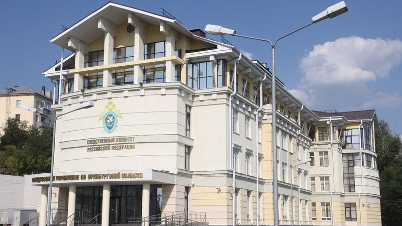 Вести Оренбуржья Новый случай правоохранители начали проверку после избиения девочки подростка в парке Орска Следком региона организовал доследственную проверку после появления в сети интернет видеоролика на котором девочка подросток избивает другую школьницу В присутствии множества подростков она нанесла пострадавшей несколько ударов по лицу ногой и кулаками Инцидент произошел в парке Машиностроителей Орска Следователи устанавливают причины и обстоятельства произошедшего Проверку организовала и прокуратура Оренбургской области Кроме того в связи с неоднократными фактами применения насилия в отношении несовершеннолетних на востоке Оренбуржья прокурор области Руслан Медведев направил в Орск сотрудников аппарата областной прокуратуры для проверки исполнения законодательства о несовершеннолетних подробнее на канале Вести Оренбуржья