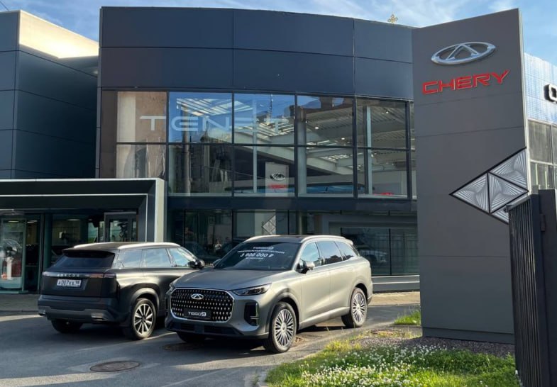 В Санкт-Петербурге автоцентры Chery начали дополнять эмблемой российского автобренда Tenet, сообщает Клуб фанатов автомобилей ТагАЗ.