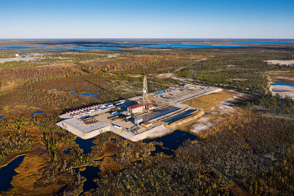 В Забайкалье и на Колыме зарегистрированы новые месторождения для промышленного освоения В России официально зарегистрированы новые крупные месторождения драгоценных металлов внесённые в государственный реестр Роснедр Среди них участки в Забайкалье и Магаданской области на которых оценивается почти 700 тонн и около 70 5 тонн серебра соответственно Разработку магаданского месторождения будет вести компания Полиметалл которая уже подписала соглашение с властями региона По планам добычу начнут до 2028 года с инвестициями около 2 5 миллиардов рублей Внесение участков в реестр позволяет вести работы с соблюдением экологических норм и законодательства Эксперты отмечают что новые месторождения обеспечат дополнительные ресурсы для промышленности и ювелирного производства создадут новые возможности для экономического развития регионов и рабочих мест Магадан Забайкалье