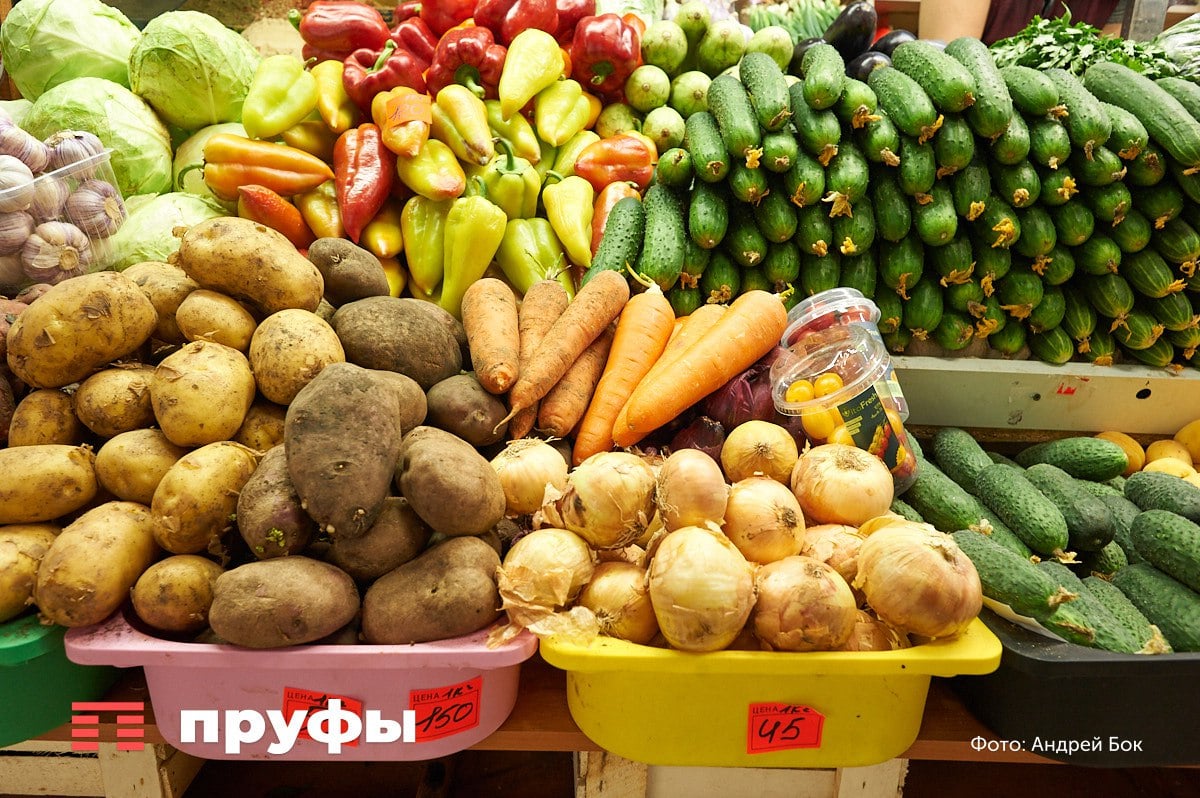 Почему выросли цены на продукты?  Об этом Нацбанк по Башкирии рассказал в информационно-аналитическом комментарии об инфляции в республике в ноябре 2024 года.  Так, годовой темп прироста цен на продовольственные товары в ноябре увеличился по сравнению с предыдущим месяцем на 0,59 процентных пункта и составил 8,70%. Ускорение роста цен произошло в основном из-за сокращения предложения отдельных продуктов и роста издержек производителей.  Также в текущем году в летний период погода в республике была холодной и влажной, что плохо сказалось на урожайности овощей открытого грунта. Кроме того, выросли затраты сельхозпроизводителей на сбор, транспортировку и хранение продукции. Как следствие, годовой рост цен на картофель, белокочанную капусту и репчатый лук в ноябре заметно ускорился.  В условиях сокращения поголовья крупного рогатого скота снизилось предложение продукции животноводческих хозяйств на республиканском рынке. Одновременно увеличились издержки производителей и переработчиков мяса и молока на транспортировку, оплату труда работников и обслуживание оборудования. В совокупности эти факторы привели к увеличению годовых темпов прироста цен на говядину, мясной фарш и вареные колбасы. Среди молочных продуктов быстрее, чем в прошлом месяце, в годовом выражении дорожали молоко, сыры, сметана и кисломолочные продукты.  Снижение улова рыбы в стране привело к сокращению объемов выпуска рыбной продукции и ее предложения на прилавках. Как итог, в Башкирии ускорился годовой рост цен на рыбопродукты.  Подписаться - Пруфы