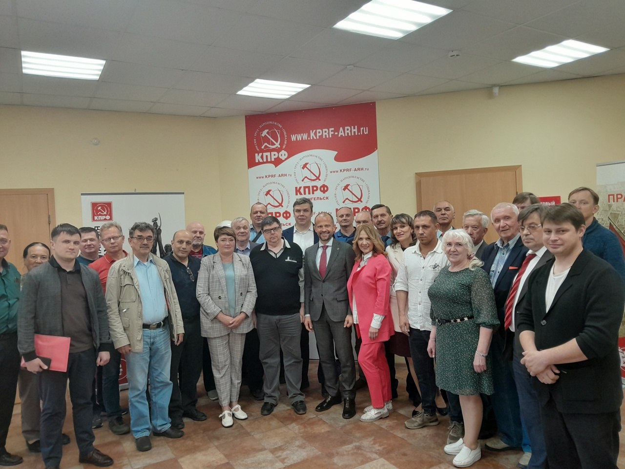 В субботу, 21 июня, на Конференции Архангельского областного отделения КПРФ, кандидатом в губернаторы региона выдвинут депутат Государственной Думы, член фракции КПРФ Роман Михайлович Лябихов. Делегаты партийной конференции проголосовали за выдвижение его кандидатуры единогласно. «Я хорошо знаю о главных проблемах, которые волнуют наш Север. Необходимо срочно вернуть утраченные позиции области, задействовать наш экономический потенциал. Ключевая задача – найти новые рынки сбыта для нашего пострадавшего от санкций лесопромышленного комплекса. Мы обязаны остановить отток населения, создав условия для достойной жизни и работы. Тревожит и состояние медицины. Как член фракции КПРФ в Госдуме, я твёрдо выступаю за снижение пенсионного возраста, национализацию стратегических отраслей вроде энергетики и ЖКХ, развитие доступной медицинской помощи – именно эти требования легли в основу Народного референдума нашей партии. Предстоит серьёзная работа и борьба. Мы должны быть едины и мобилизованы, чтобы преодолеть все препятствия и отстоять интересы жителей области. Вместе мы добьёмся справедливого развития для нашего родного Поморья!», - подчеркнул Роман Лябихов.