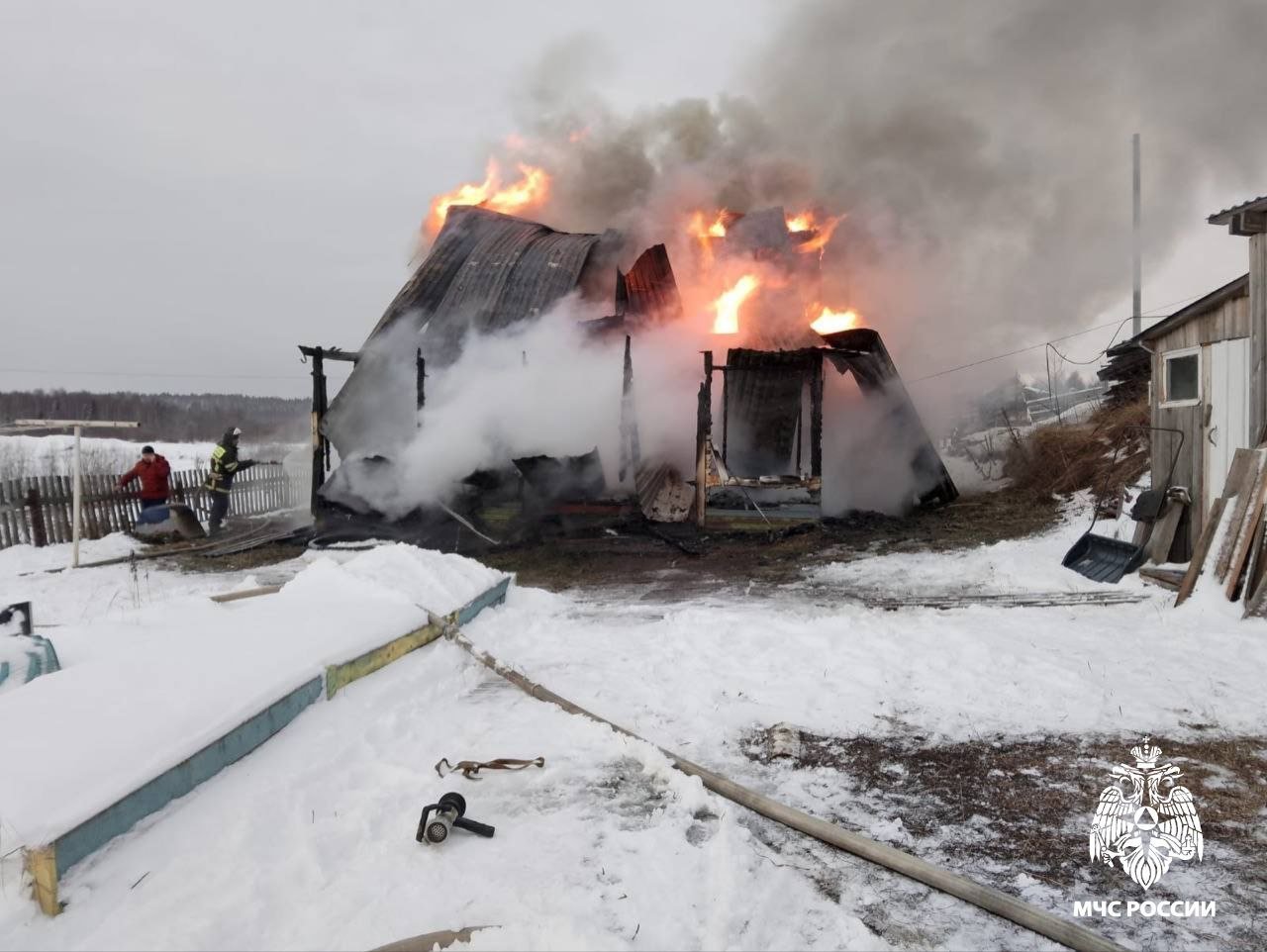 Сегодня на пожаре погиб человек   В селе Пожег Усть-Куломского района предварительно из-за неосторожности при курении погиб мужчина 57 лет.    ‍ Пожар потушили 7 огнеборцев и 3 единицы техники.   ‍ Главное управление МЧС России по Республике Коми напоминает:  не кури в постели;    убедись, что потушил сигарету;    место для курения оборудуй пепельницей;   установи в жилье пожарный извещатель. Он отреагирует на дым громким звуком.