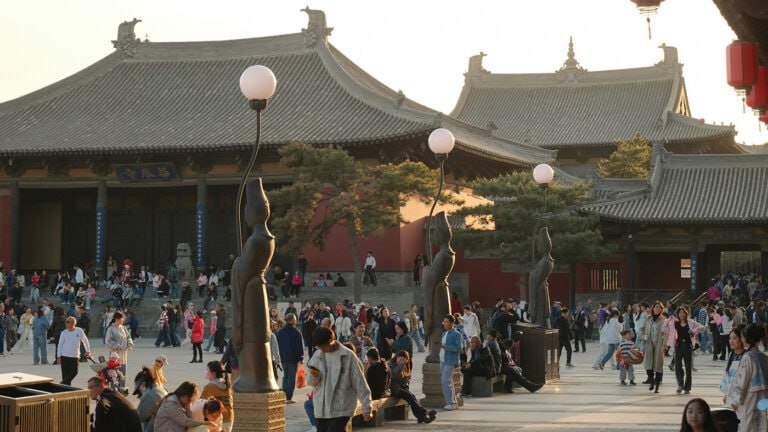 Двукратный рост спроса на Китай зафиксировал российский турбизнес в 2025 году По бронированиям на 2026 год прирост спроса на Китай отмечается в 2 5 раза год к году Спрос на туры в Китай вырос вдвое за 2025 год этому способствовала отмена виз широкая география перелетов и снижение стоимости поездок сообщает Российский союз туриндустрии РСТ Безвизовый режим остается ключевым фактором спроса но не ограничивается им Существенное влияние оказывает расширение полетных программ так Аэрофлот уже увеличил частоту полетов из Москвы и авиасообщение продолжает расширяться что делает перелеты удобнее