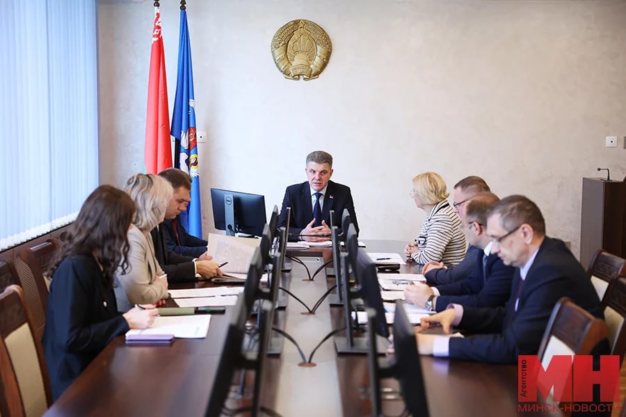 Столичное метро будет развиваться: к 2030 году пассажирская нагрузка достигнет 40 %. Действующая маршрутная сеть столицы состоит из 294 маршрутов, наибольшая доля приходится на автобусные — 221 маршрут, или 75 %, 64 троллейбусных маршрута и 8 трамвайных, рассказал гендиректор «Минсктранса» Олег Дзюбенко: К 2030 году в связи с развитием метро и запуском новых станций планируется сократить общее количество маршрутов наземного транспорта до 266. Если сегодня на метро приходится чуть больше 36 % пассажирской нагрузки, то через пять лет этот показатель достигнет 40 % и будет продолжать расти. «Минск-Новости» MINSKNEWS.BY Telegram Viber FB VK Inst TikTok YouTube