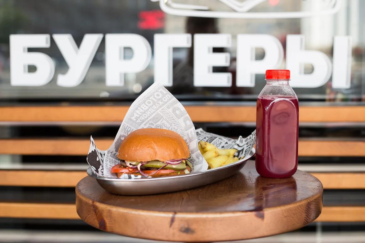 Россияне всё чаще выбирают фастфуд вместо ресторанов С 1 по 20 декабря число чеков в ресторанах и барах по России снизилось на 5 год к году а в Москве на 9 При этом средний чек вырос на 13 и достиг 3 100 рублей по стране и 4 500 рублей в столице На этом фоне фастфуд наоборот прибавил Чеков стало больше на 8 по России и на 6 в Москве Средний чек тоже подрос и составил 544 рубля и 610 рублей соответственно Экономит и бизнес спрос на новогодние корпоративы в 2025 году сократился на 30 Рестораторы надеются компенсировать декабрьскую просадку в январе за счет обновления меню и более демократичных цен но насколько щедрыми будут гости после праздников пока неясно