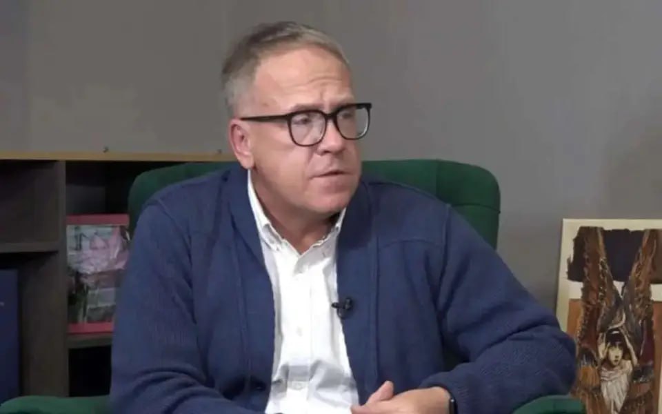 Суд отказал в освобождении экс-министра предпринимательства Воронежской области Геннадия Швыркова   Бывший министр предпринимательства, торговли и туризма Воронежской области Геннадий Швырков, арестованный по подозрению в мошенничестве, останется под стражей. Как сообщили в Воронежском областном суде, апелляционная жалоба защиты на меру пресечения рассмотрена и оставлена без удовлетворения.  Экс-чиновник пытался добиться смены меры пресечения на более мягкую, однако суд решил, что для этого нет оснований, поэтому Швыркову отказали в освобождении из СИЗО.   Напомним, экс-министра арестовали 9 июля. Задержание последовало на следующий день после того, как губернатор Александр Гусев уволил Швыркова с поста главы ведомства.   Ранее адвокат обвиняемого Сергей Бородин рассказал «Абирегу», что защита не согласна с вынесенным приговором, указывая на отсутствие оснований для изоляции экс-министра.    Известно, что господину Швыркову инкриминируется совершение мошенничества в особо крупном размере  ч. 4 ст. 159 УК РФ, максимальное наказание – до 10 лет лишения свободы . По одной из версий, вопросы у силовиков возникли к периоду работы Швыркова в администрации Семилукского района. Якобы показания на него дал бывший глава Латнинского поселения, задержанный ранее за махинации с выплатами участникам СВО.