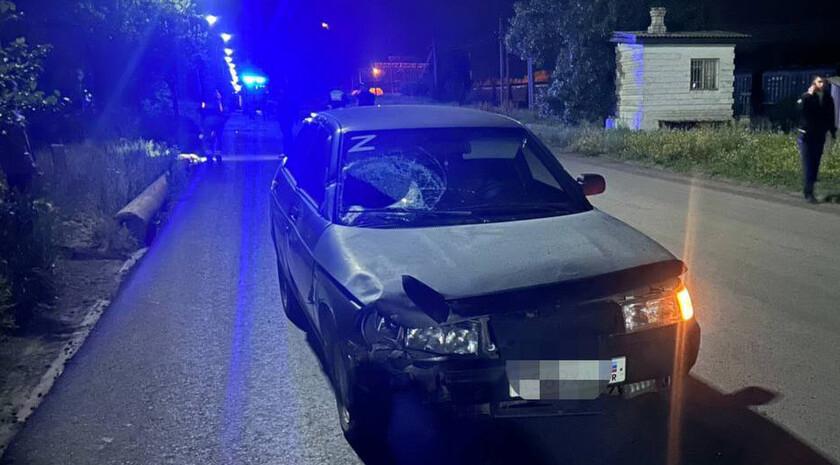 Семнадцатилетний юноша погиб в аварии, идя по проезжей части в Ровеньках. Об этом сообщила пресс-служба управления ГИБДД МВД по ЛНР. Авария произошла 17 июня примерно в 22:50. «Установлено, что 44-летний мужчина, управляя автомобилем „Lada 211040“, выбрал небезопасную скорость движения и совершил наезд на 17-летнего юношу, который двигался навстречу движущемуся транспорту, по левой полосе движения. В результате происшествия пешеход от полученных травм скончался на месте»