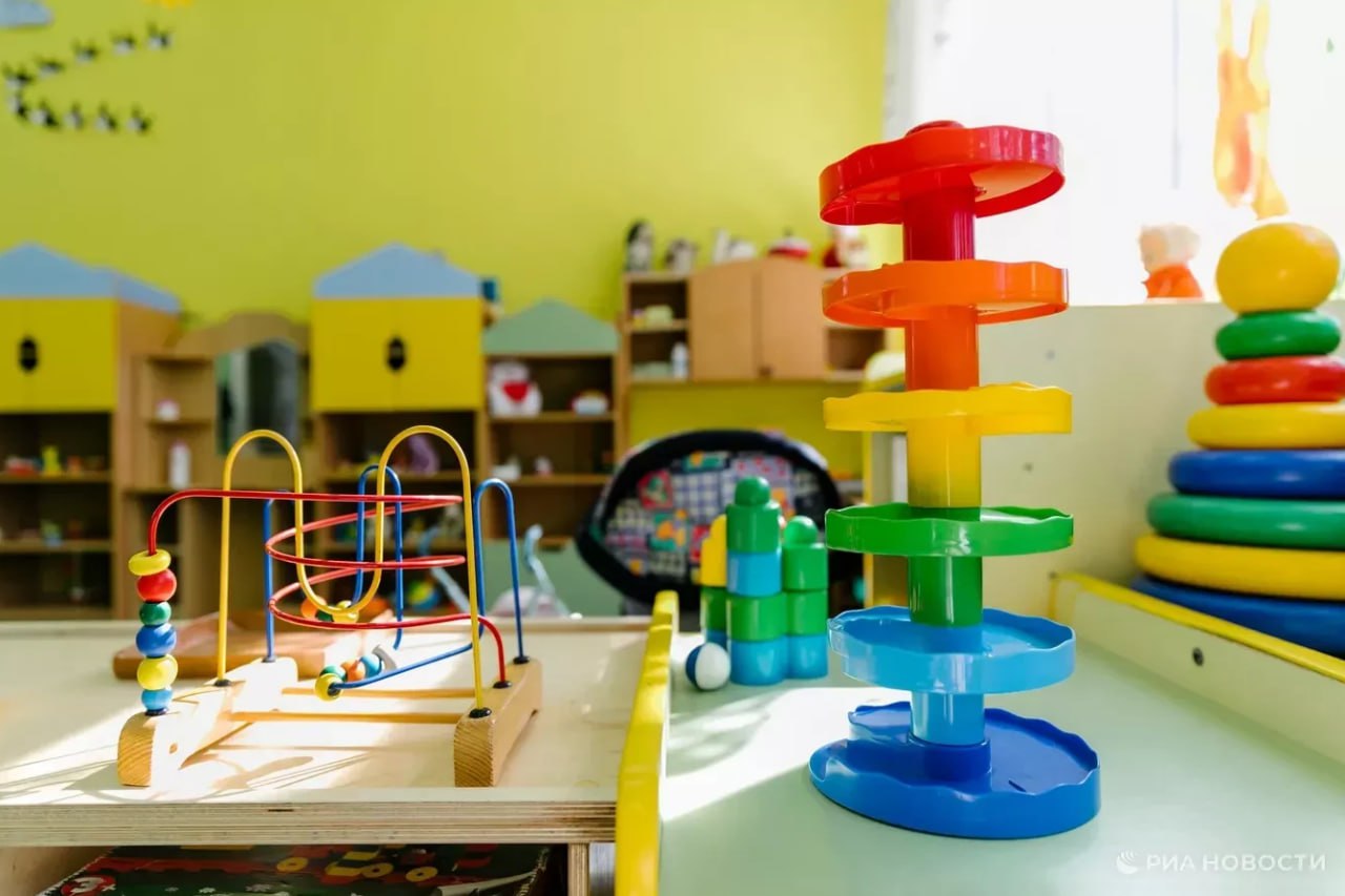 Минпросвещения планирует изменить стандарты работы детских садов В частности хотят усилить воспитательную составляющую и подготовить рекомендации по современному и безопасному оформлению детсадов Подписаться на РИА Новости