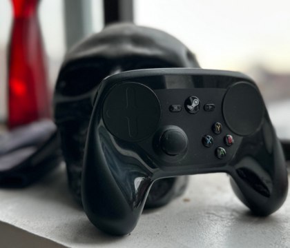 Зарегистрирован товарный знак Steam Frame вероятно для игровой консоли Valve СМИ обратили внимание на то что компания Valve зарегистрировала новый товарный знак Steam Frame В документах говорится что товарный знак можно использовать для различных компьютерных устройств периферии и программного обеспечения Однако пока неизвестно что именно получит название Steam Frame