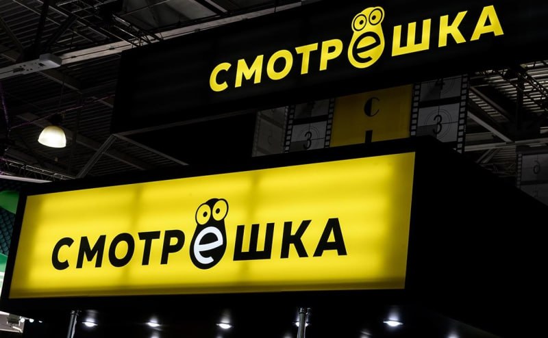 Стриминг консолидация Wink купил Смотрёшку для выхода на рынок региональных интернет провайдеров Wink приобрел 100 онлайн кинотеатра Смотрёшка который работает через региональных интернет провайдеров Сумма сделки оценивается в 3 5 4 млрд рублей а Смотрёшка сохранит бренд и команду Для Wink это стратегический выход в новый сегмент рынок услуг для локальных провайдеров где у Смотрешки 60 доли Смотрёшка контролирует 68 рынка видеосервисов для интернет провайдеров не имеющих собственных онлайн кинотеатров что дает Wink доступ к лояльной аудитории с высокой вовлеченностью 4 1 часа в день Это означает что в ближайшее время региональные интернет провайдеры будут активнее предлагать подписки на контент Wink включая хиты вроде Слова пацана и Ландышей