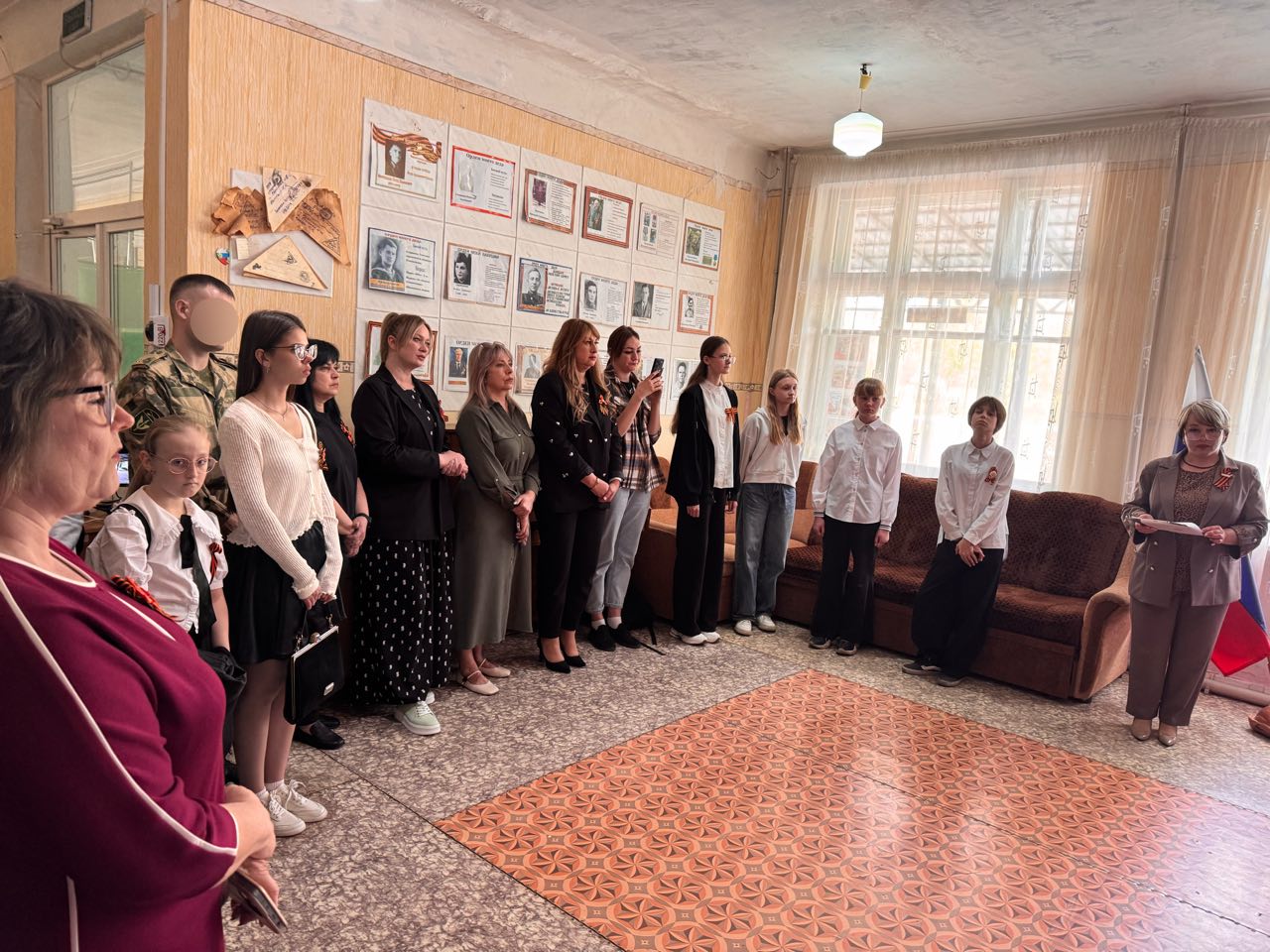 В Доме творчества детей и юношества состоялось торжественное открытие стены памяти «Великая Победа», которое прошло при поддержке Совета женщин города Ровеньки "Союза женщин России". Это значимое событие стало данью уважения подвигу героев Великой Отечественной войны и напоминанием о важности сохранения исторического наследия. На церемонии присутствовали депутат городского совета Виктория Романенко, представители Совета женщин города Ровеньки "Союза женщин России", образования, а также воспитанники учреждения, педагоги и гости. Стена памяти стала символическим местом, где запечатлены исторические факты, памятники и вдохновляющие слова, передающие дух Победы. В ходе мероприятия прозвучали слова благодарности ветеранам, рассказы о героических подвигах, а также патриотические выступления, наполненные искренними эмоциями. В конце мероприятия победители городского конкурса боевых листков получили заслуженные дипломы и грамоты. #ГОД_ЗАЩИТНИКА_ОТЕЧЕСТВА_2025#Победа80