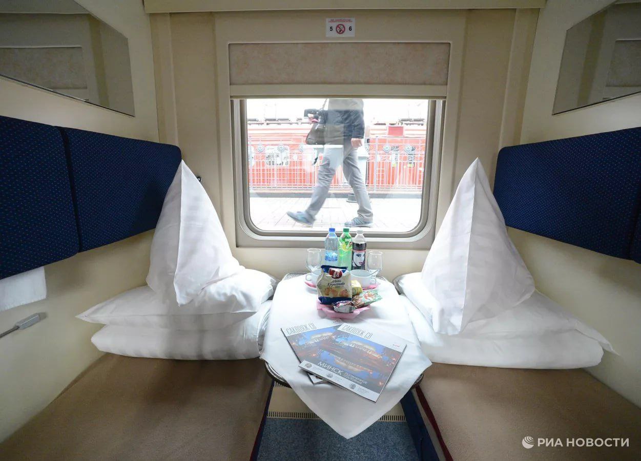 Пижамы появятся в российских поездах дальнего следования Как сообщил в интервью РИА Новости гендиректор ФПК Пястолов новинку предложат в 2026 году в вагонах люкс ряда поездов Доплачивать за пижаму не надо ее стоимость будет включена в сервисные услуги Подписаться на РИА Новости экономика Все наши каналы