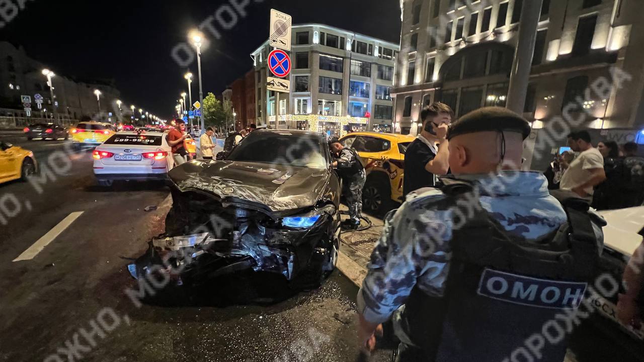 В центре Москвы BMW врезался в такси и вылетел на тротуар. Сильная авария с иномаркой и такси произошла в районе Лубянки. Автомобиль BMW протаранил припаркованное такси и вылетел на пешеходную часть. По словам очевидцев, водитель элитного авто был в нетрезвом состоянии. Предварительно, никто не пострадал.