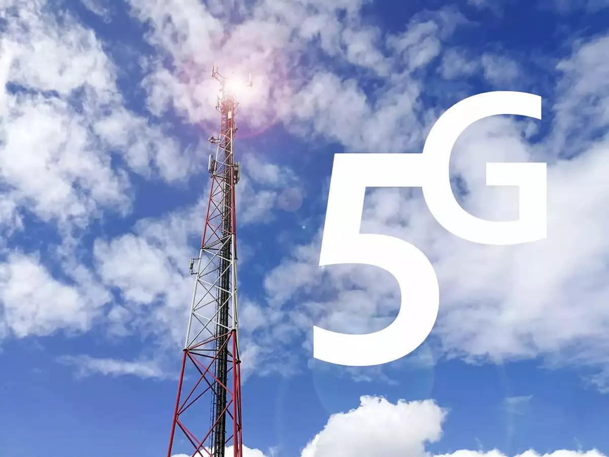 Роскосмос освободил большую полосу частот под 5G в России  Речь идет о полосе почти 300 МГц в диапазоне 6425-7125 МГц.  Представитель МегаФона сообщил, что сегодня этот диапазон не может использоваться в мобильной связи.  Он будет востребован в перспективе 10-12 лет. С большой степенью уверенности можно предположить, что в этой полосе частот будет стандартизировано оборудование сетей уже последующих за 5G поколений. Поэтому для скорейшего развития 5G в нашей стране, крайне актуальным остается выделение спектра в диапазоне 3 ГГц.  МегаФон  Источник РБК в одном из крупных операторов заявил, что «в настоящее время в мире нет массового производства и коммерческих сетей с использованием этого диапазона». Оно только тестируется в Китае, российские производители ещё не представили соответствующее оборудование.     #новости