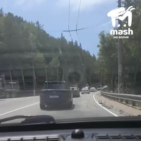 Пятикилометровая пробка на Ангарском перевале из-за аварии с грузовиком