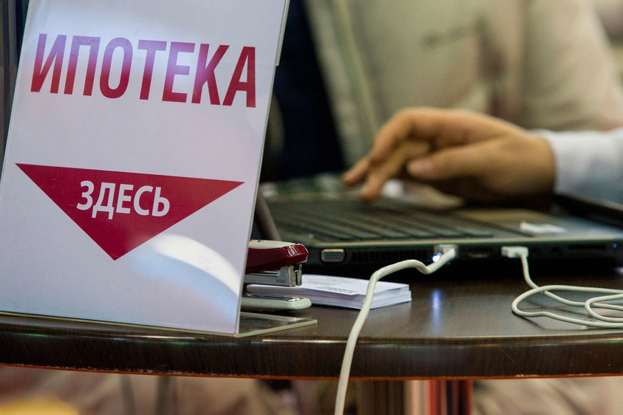 Ипотека с господдержкой: банки повышают ставки, заемщики теряют льготы.    Минимальный взнос вырос до 30,1%  ВТБ, Альфа-банк  — но для некоторых клиентов останется 20%.    Господдержка сокращается: с 6 августа компенсация банкам снижается с 3–3,5 п. п. до 2 п. п.    Рыночная ипотека дорожает: полная стоимость кредита может достигать 25% годовых.  Без повышенной компенсации рентабельность льготной ипотеки для банков становится отрицательной  Сергей Гордейко, эксперт ипотечного рынка .  Банки перестраховываются: повышают требования к заемщикам, чтобы компенсировать потери от сокращения господдержки. Но даже с ужесточением условий льготные программы остаются основным драйвером рынка — на них приходится 83-87% выдачи.    ProБанки