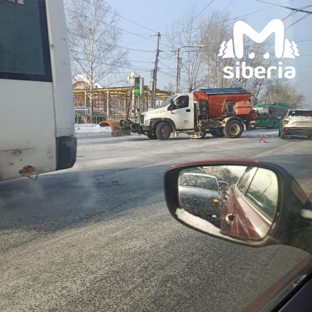 Снегоуборочная машина попала в аварию и собрала пробку в Новосибирске.  По слова очевидцев, рабочий ударил "Хёндай" на пересечении Мочищенского шоссе и улицы Аэропорт. Никто не пострадал.  Из-за затора некоторым пришлось простоять целый час. Сейчас ситуация легче, но ненамного. Особенно плотно стоят на пересечении с Жуковского.