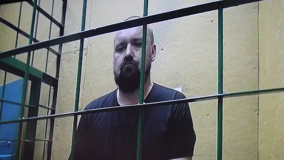 Известному воронежскому ресторатору дали реальный срок за отмывание 12 млрд Центральный райсуд Воронежа признал 50-летнего местного ресторатора Максима Скоркина виновным в создании преступного сообщества, осуществлении банковской деятельности без регистрации и лицензии, легализации полученных преступным путем денег. Его приговорили к 17 годам колонии строгого режима со штрафом в 1 млн руб. и ограничением свободы на два года. Об этом сообщили в прокуратуре региона. Еще 25 соучастников Скоркина осудили за руководство структурным подразделением преступного сообщества, участие в нем и банковскую деятельность без лицензии. Им назначили наказания от двух с половиной до 14 лет лишения свободы со штрафами на суммы от 500 до 800 тыс. руб. Фото: Олег Харсеев/Коммерсантъ Подписывайтесь на «Ъ-Черноземье»