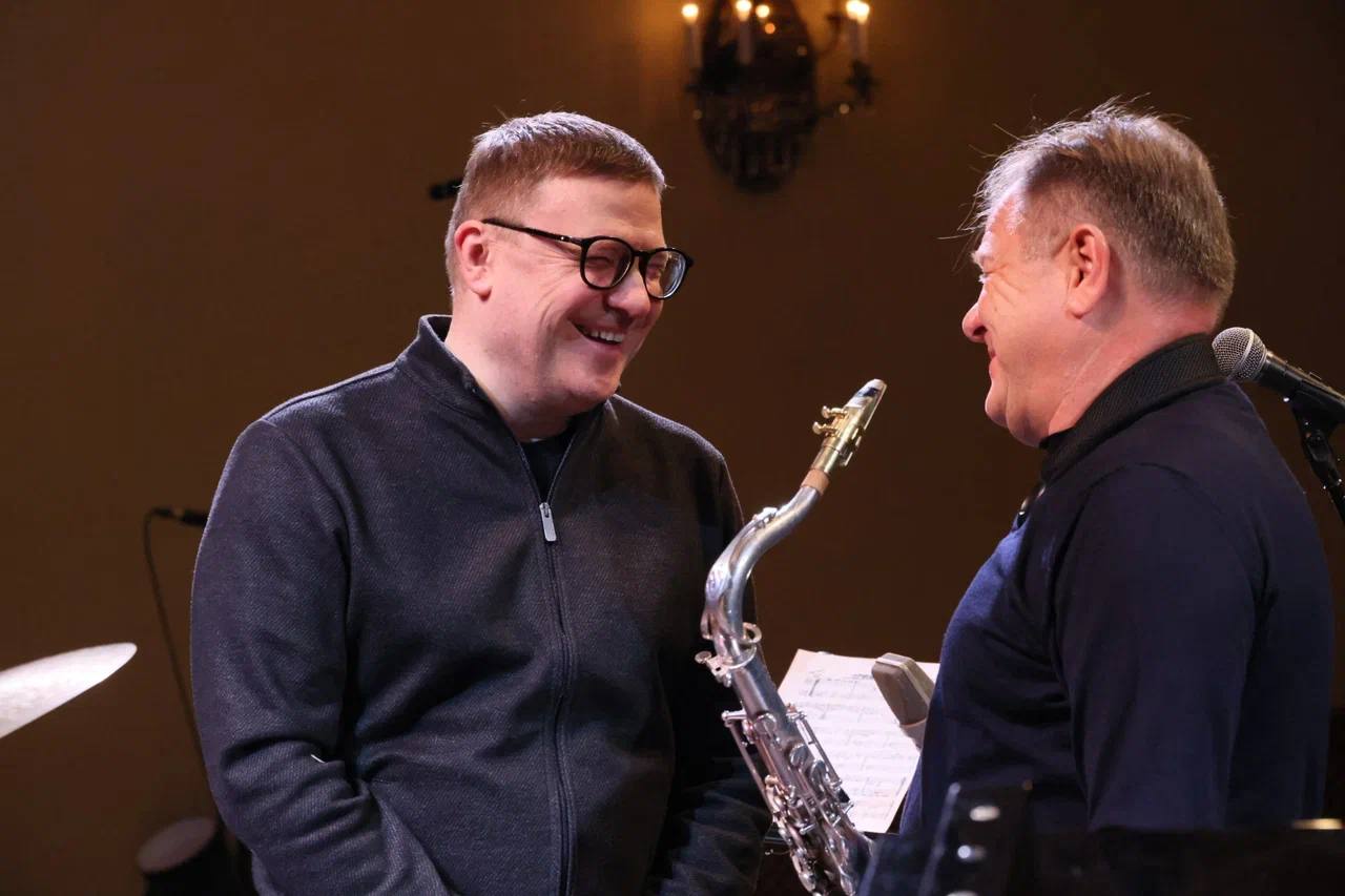 В Челябинске стартовал XI Международный фестиваль музыкального юмора под руководством Игоря Бутмана Фестиваль пройдет с 14 по 16 февраля при поддержке губернатора Челябинской области Алексея Текслера В рамках этого музыкального события к Челябинску присоединится и Миасс где состоится ряд ярких музыкальных концертов Перед началом фестиваля губернатор Челябинской области Алексей Текслер посетил репетицию известного народного артиста России Игоря Бутмана В ходе встречи они обсудили творческие планы и перспективы дальнейшего сотрудничества Все концерты фестиваля в Челябинской области организованы благодаря партнерству Челябинской и Московской филармонии в рамках программы Министерства культуры Российской Федерации Всероссийские филармонические сезоны Фото Дмитрия Куткина Вечерний Челябинск eugenejut