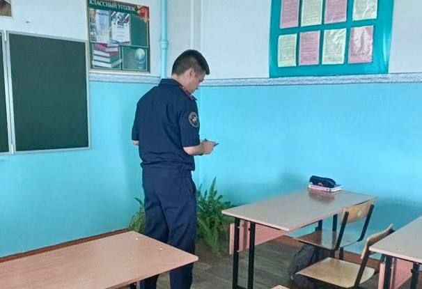 Школьник несколько раз ударил ножом одноклассника Инцидент произошёл сегодня утром прямо на уроке в школе города Зима Иркутской области 14 летний юноша напал на одноклассника с раскладным ножом Известно что конфликты между подростками были и ранее Раненого мальчика увезли в больницу угрозы для его жизни и здоровья нет Возбуждено уголовное дело о покушении на убийство Проверки ждут и сотрудников школы возбуждено также дело о халатности