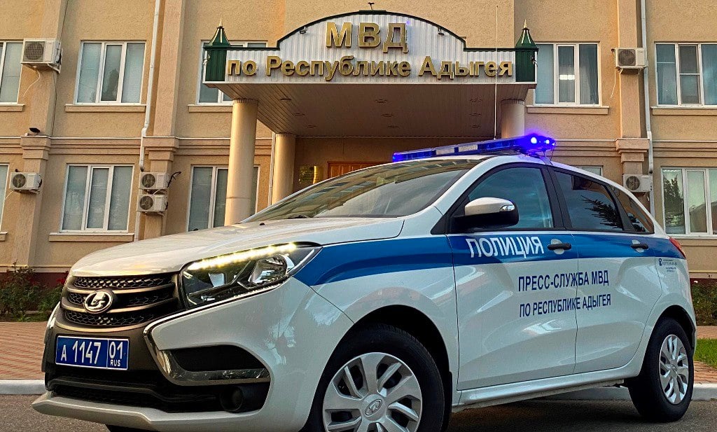 За выходные и праздничные дни в полицию Адыгеи поступило более 500 заявлений и сообщений от жителей и гостей республики. За выходные и праздничные дни в органы внутренних дел Адыгеи поступило 562 заявления и сообщения от граждан, из которых 263 – по телефону 02. Из общего числа обращений, в городе Майкопе - 260, в Тахтамукайском районе – 110 и в Майкопском районе - 55. В оперативных сводках МВД зарегистрировано 8 преступлений, в том числе 3 мошенничества, 2 кражи чужого имущества, 1 угон и 1 факт управления транспортным средством в нетрезвом виде. Сотрудниками полиции установлено местонахождение 1 без вести пропавшего лица. На дорогах Адыгеи зарегистрировано 3 дорожно-транспортных происшествия, в которых пострадали 3 человека. Сотрудниками Госавтоинспекции задержаны 9 водителей, управлявших транспортными средствами в состоянии алкогольного опьянения. Всего выявлено 704 нарушения Правил дорожного движения, из них 54 - допущены пешеходами. Пресс-служба МВД по Республике Адыгея МВД по РА Подписаться Смотрите нас на Rutub