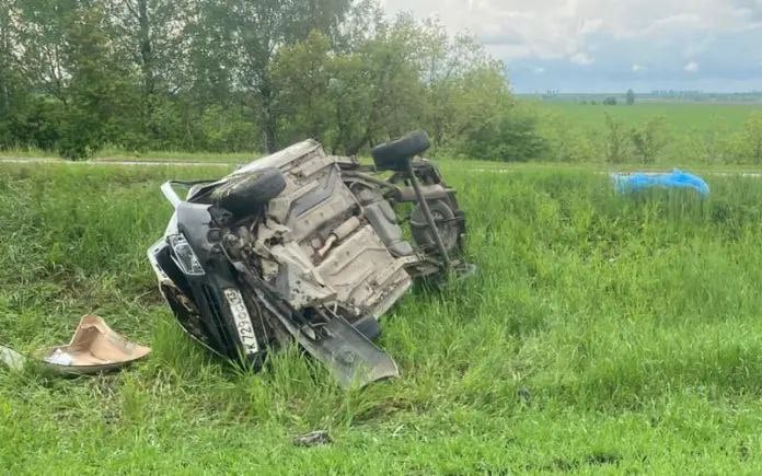 В Мордовии за 19 мая произошла одна авария с пострадавшим. Случилась она в полдень на 17 километре автодороги “Саранск — Кочкурово”. Травмы получил 48-летний водитель пикапа “ВИС”. По версии республиканской ГАИ, мужчина не справился с управлением и съехал в кювет, где машина и опрокинулась. Кабину у легковушки на базе “Гранты” серьезно разворотило, её водителю потребовалась госпитализация. На выжившего автолюбителя составили два протокола. Один за отказ от медицинского освидетельствования, а второй за отсутствие страховки.