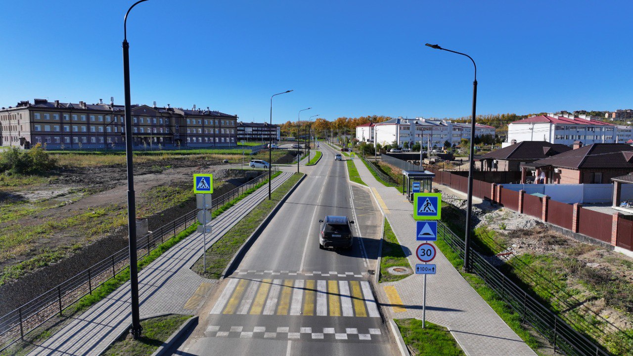 Новый уровень безопасности на дорогах Приамурья В Амурской области начал работу Центр организации дорожного движения ЦОДД Учреждение подчинённое Амурскому Минтрансу займётся комплексным решением вопросов безопасности оптимизацией трафика и внедрением инновационных технологий в дорожный сектор Среди основных направлений работы центра мониторинг состояния дорог и профилактика ДТП развитие интеллектуальной транспортной системы контроль за перевозкой тяжеловесных грузов участие в формировании планов дорожных работ и др Вячеслав Ермолин руководитель ГКУ ЦОДД ЦОДД это новая структура для региона Мы намерены стать важным звеном в создании безопасной среды для водителей и пешеходов и активно внедрять передовые решения и инновационные подходы которые будут способствовать устойчивому развитию транспортной инфраструктуры области подробнее Амурский Минтранс в Телеграм МАХ