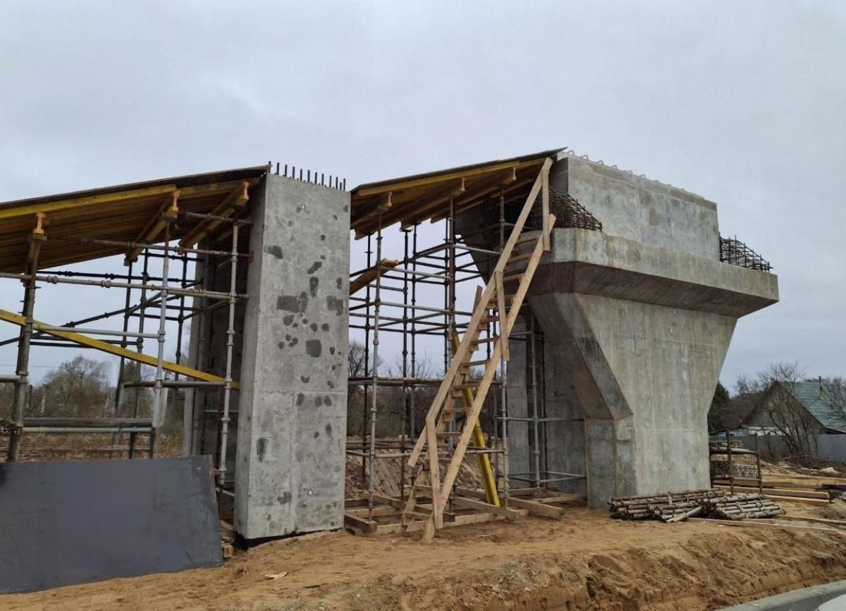 Реконструкция участка трассы М 3 привела к уголовному делу о нарушении охраны труда в Калужской области   kaluganews ru fn 1768455 html В Боровском районе Калужской области возбуждено уголовное дело в отношении 55 летнего сотрудника строительной организации которого следствие обвиняет в нарушении требований охраны труда повлекшем причинение тяжкого вреда здоровью работника   Прислать новость Подписаться