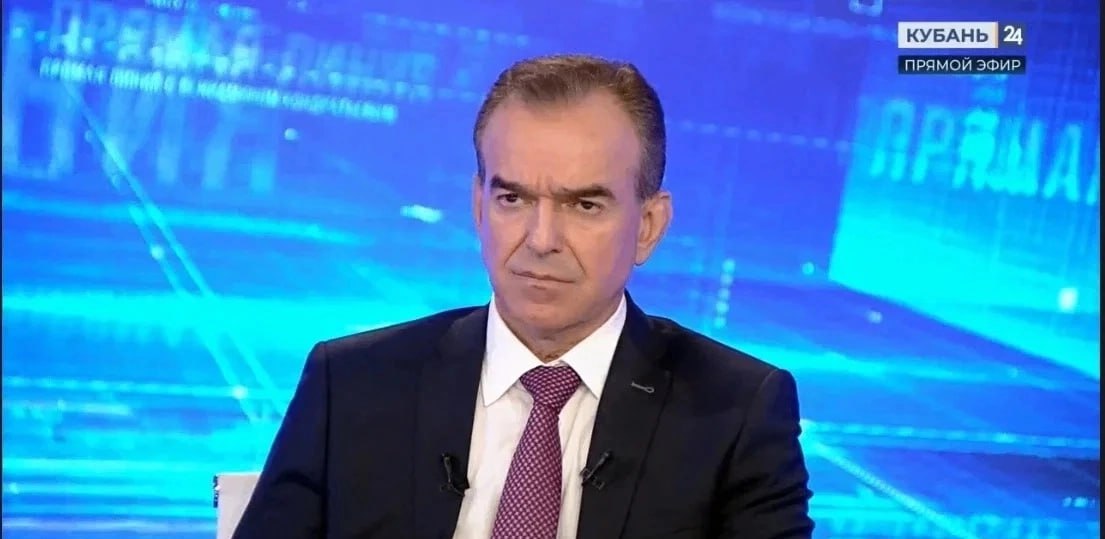 Прямая линия губернатора Кубани 5 декабря подошла к концу Вениамин Кондратьев отвечал на вопросы жителей региона почти 4 5 часа Какие темы обсудили Курортный сезон в Анапе в 2026 году Последствия охлаждения экономики Кубани Подключение газа в станице Пластунской Проблема с затопленным подвалом в многоэтажке в Дагомысе Строительство храма в мкр Юбилейном в Краснодаре Проблема с подвозом хлеба в хутор Новоекатериновка в Усть Лабинском районе Компенсация кубанским аграриям за покупку семян Также власти Кубани помогут с реставрацией дома пожилой жительнице Армавира а с 2026 года в крае увеличат субсидию на поддержку молочного животноводства Кроме того во всех муниципалитетах Кубани откроют аллеи в честь героев СВО а в Анапе и Темрюкском районе в 2026 году планируют отменить курортный сбор Мы в Мах АиФ Краснодарский край в ТГ