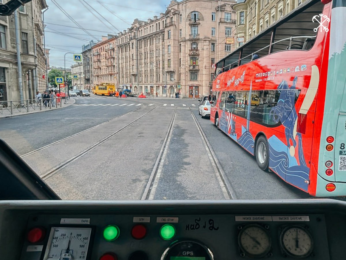 В Петроградском районе завершился ремонт трамвайных путей на улице Куйбышева от Сампсониевского моста до улицы Чапаева. Специалисты обновили полотно, уложили новые рельсы, литой асфальтобетон в зоне трамвайных путей, также использовали резиновые вкладыши для снижения шума. Благодаря этому движение трамваев стало плавнее и быстрее. На свои маршруты уже вернулись трамваи № 3, 6 и 40.