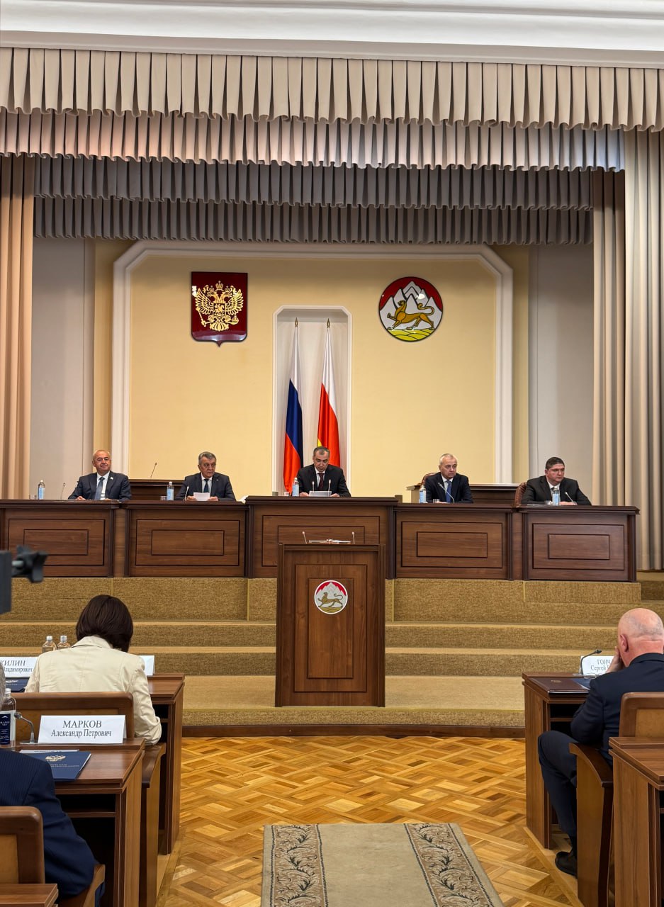 Нового председателя Верховного суда Северной Осетии представили в республике В Северной Осетии состоялась торжественная церемония представления нового председателя Верховного суда республики Сослана Хадонова. Указ президента РФ огласил главный федеральный инспектор по Северной Осетии аппарата полномочного представителя президента в СКФО Сергей Гончаров. В церемонии приняли участие руководители всех ветвей власти Северной Осетии, представители правоохранительных органов и взаимодействующих с судебной системой структур, федеральные и мировые судьи, а также органы судейского сообщества. Ранее сообщалось, что президент России Владимир Путин подписал указ о назначении Сослана Хадонова председателем Верховного суда Северной Осетии сроком на шесть лет. Подписывайтесь на «КрыльяTV»