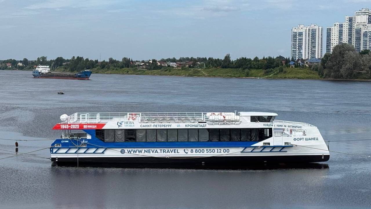 Средне-Невский СЗ спустил на воду шестой скоростной пассажирский катамаран «Форт Шанец» проекта 04580 29 июля на Средне-Невском судостроительном заводе ОСК состоялась торжественная церемония спуска на воду скоростного пассажирского катамарана проекта 04580 «Котлин» — «Форт Шанец». Об этом сообщила пресс-служба ОСК. Катамаран «Форт Шанец» создан для курсирования на водном маршруте, соединяющем центр Санкт-Петербурга с музейно-историческим парком «Остров фортов». «Форт Шанец» — последнее судно в серии из 6 катамаранов проекта 04580 «Котлин» — было заложено в 2024 году. Проект катамаранов «Котлин» в 2024 году был отмечен знаком качества «Сделано в Петербурге». Подписаться на «Медиапалубу»
