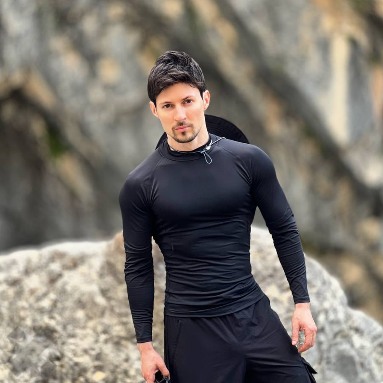 Павел Дуров записал послание для пользователей Telegram в Испании Он заявил что правительство страны угрожает интернет свободам простых пользователей и эпоха тотальной слежки не за горами 1 Запрет социальных сетей для лиц младше 16 лет с обязательной проверкой возраста это позволит следить за каждым пользователем 2 Личная и уголовная ответственность руководителей платформ приведет к излишней цензуре 3 Уголовное преследование за усиление алгоритмами позволит правительству фильтровать контент согласно необходимости 4 Отслеживание следа ненависти и поляризации увеличит число блокировок или штрафов По словам Дурова это не меры защиты это шаги к тотальному контролю   верно говорит НМШ